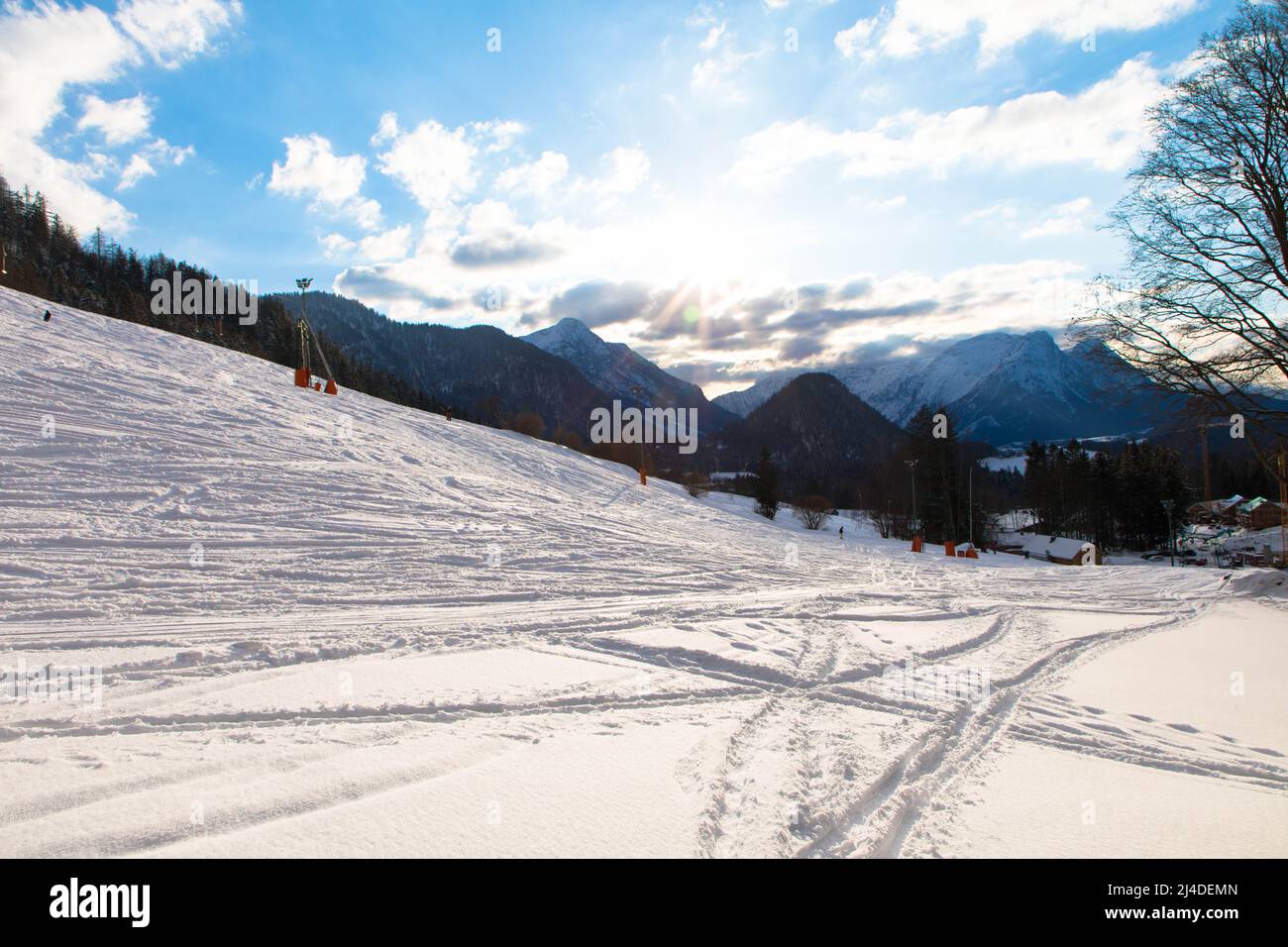 Giornata invernale nella stazione sciistica austriaca alpina con cielo nuvoloso e neve bianca brillante. Steiermark, Austria superiore Foto Stock