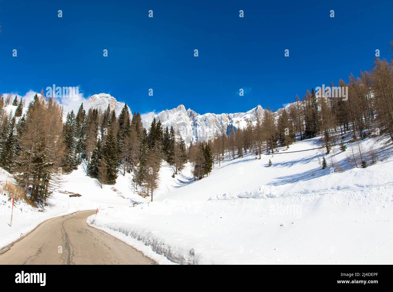 Strada di campagna innevata per il monte Loser nelle alpi austriache. Bellissimo paesaggio invernale. Steiermark, Altaussee, Austria superiore Foto Stock