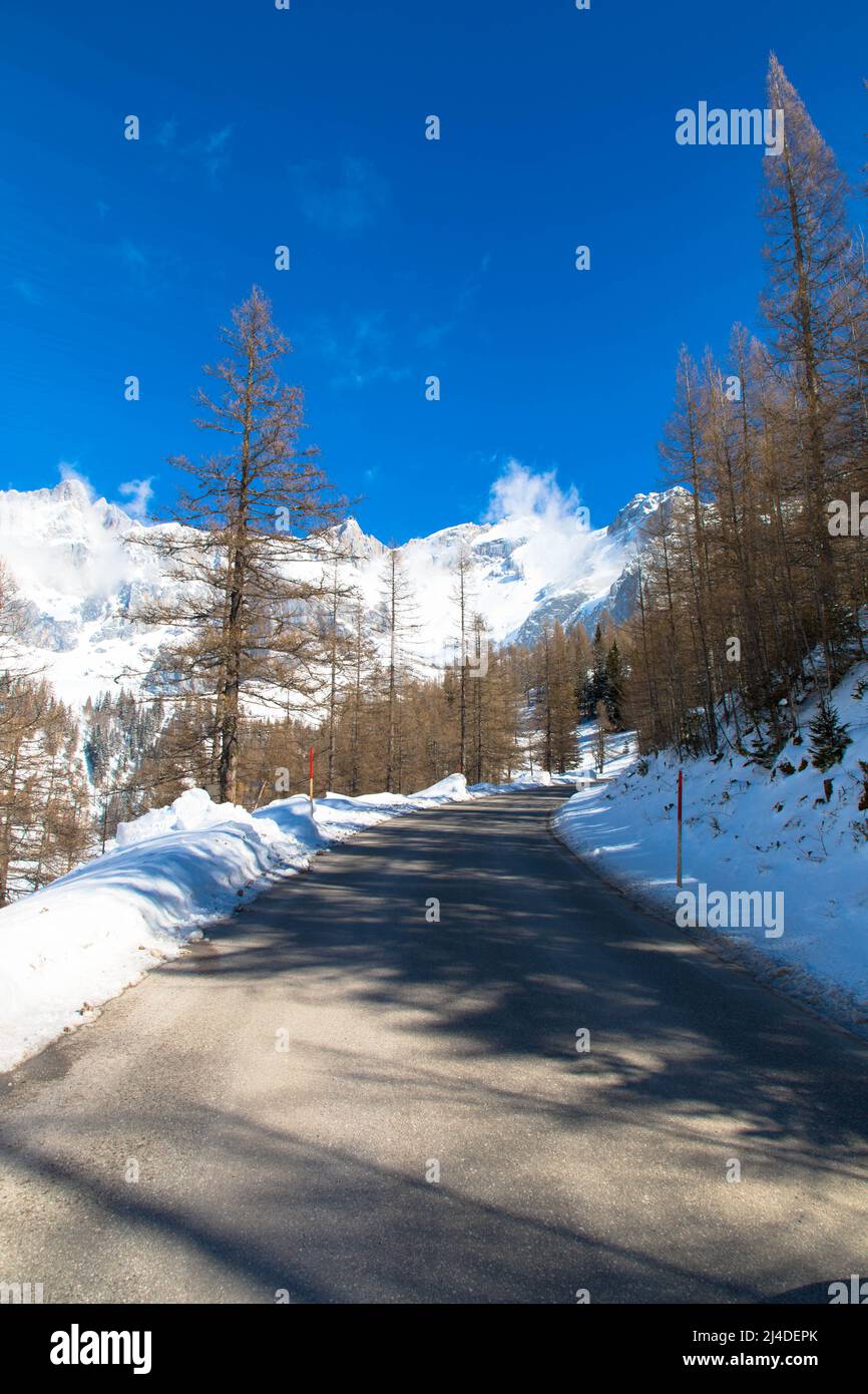 Strada di campagna innevata per il monte Loser nelle alpi austriache. Bellissimo paesaggio invernale. Steiermark, Altaussee, Austria superiore Foto Stock