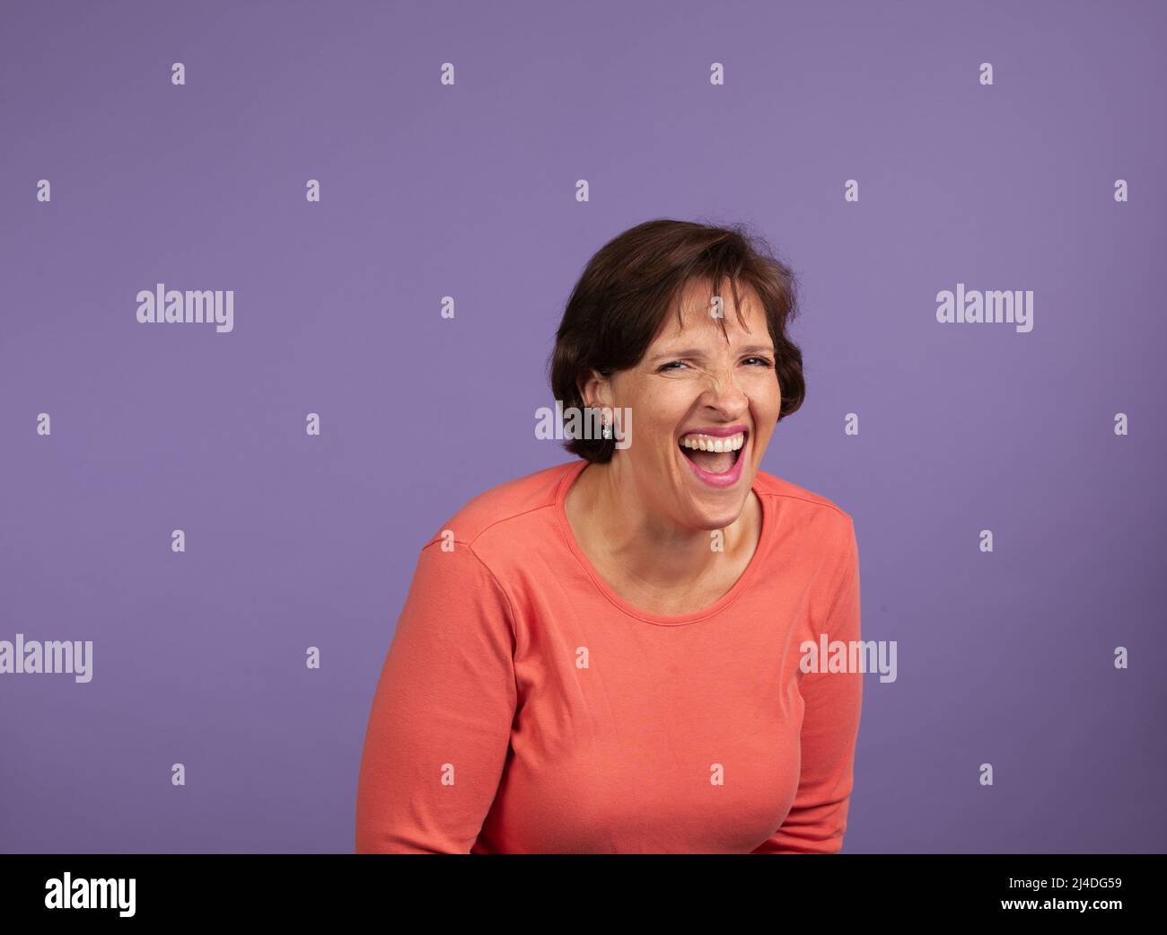 Donna che ride e compiendo gesti di scherno. Divertente donna eccitante concetto. Foto Stock