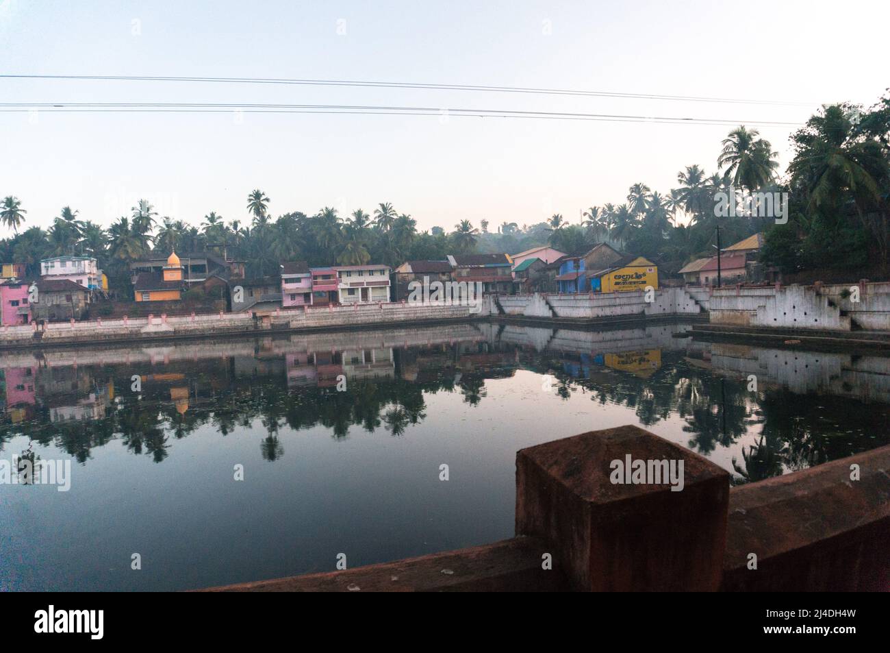 Costa lago sacro a Gokarna. Karnataka, India Foto Stock