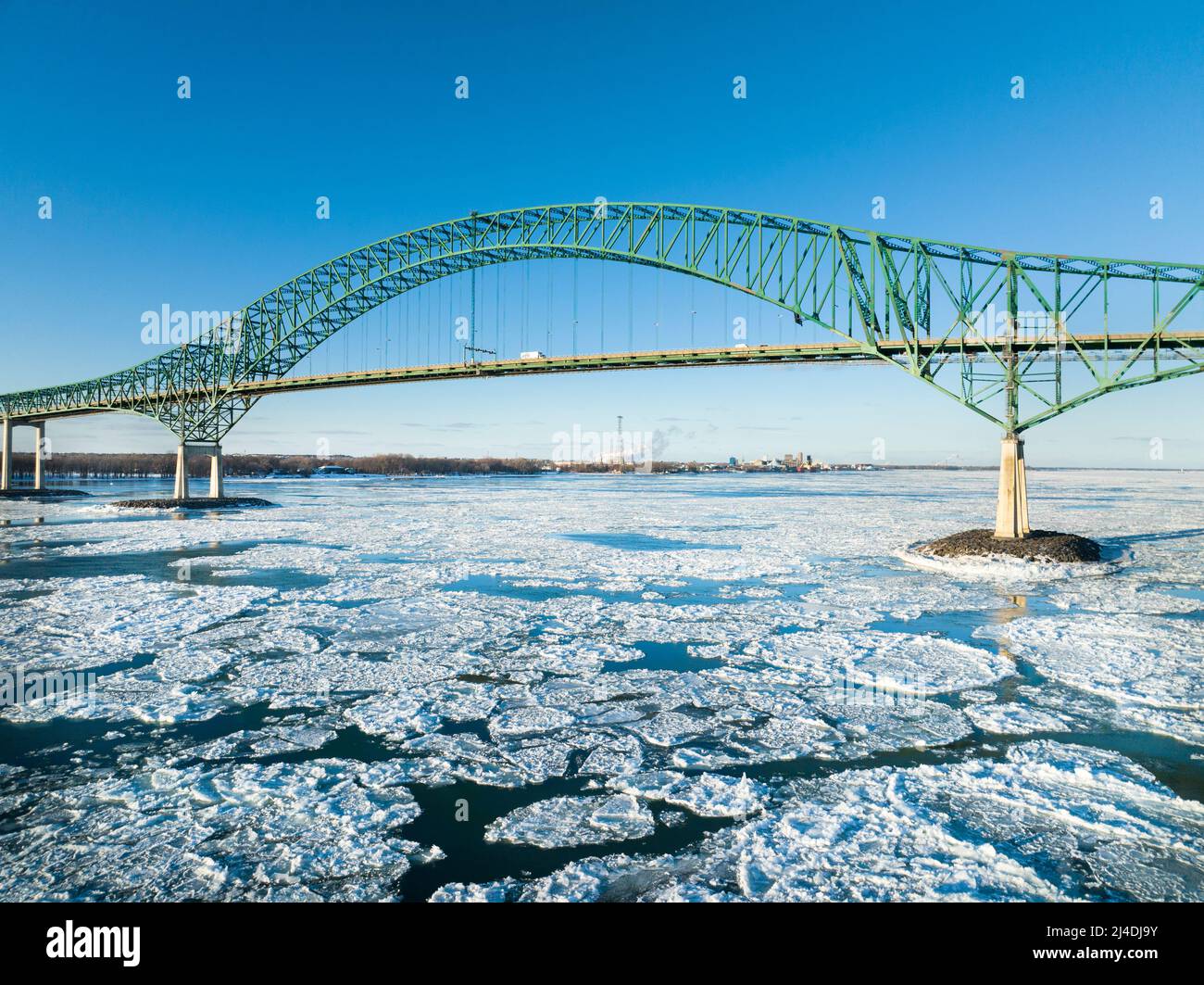 Ponte Laviolette, durante l'inverno, attraversando il fiume San Lorenzo e il ghiaccio galleggiante a Trois-Rivieres, Quebec, Canada Foto Stock