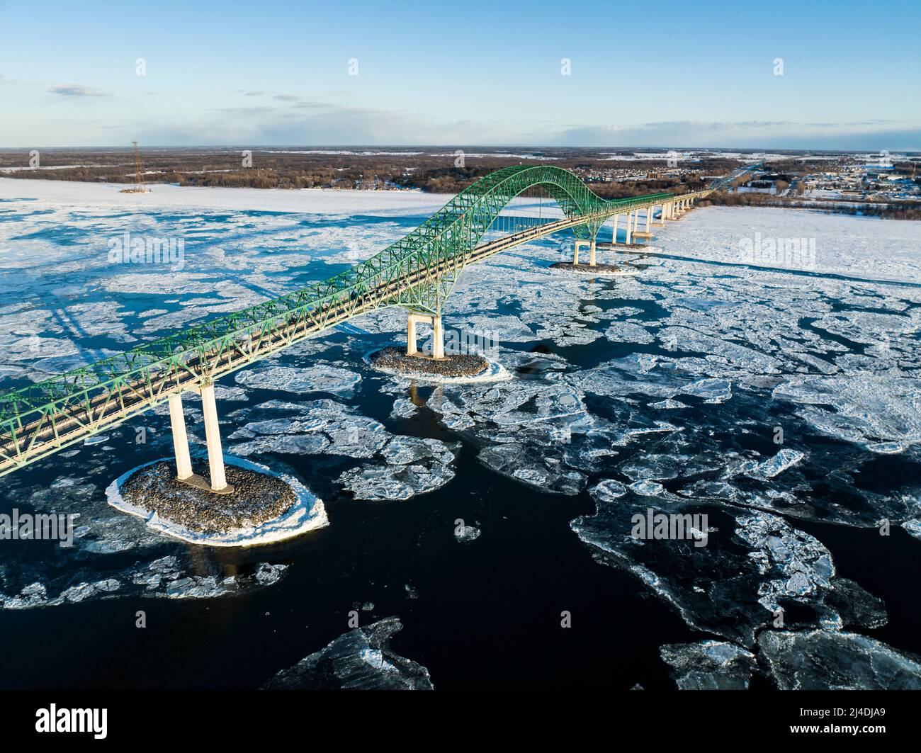 Ponte Laviolette, durante l'inverno, attraversando il fiume San Lorenzo e il ghiaccio galleggiante a Trois-Rivieres, Quebec, Canada Foto Stock