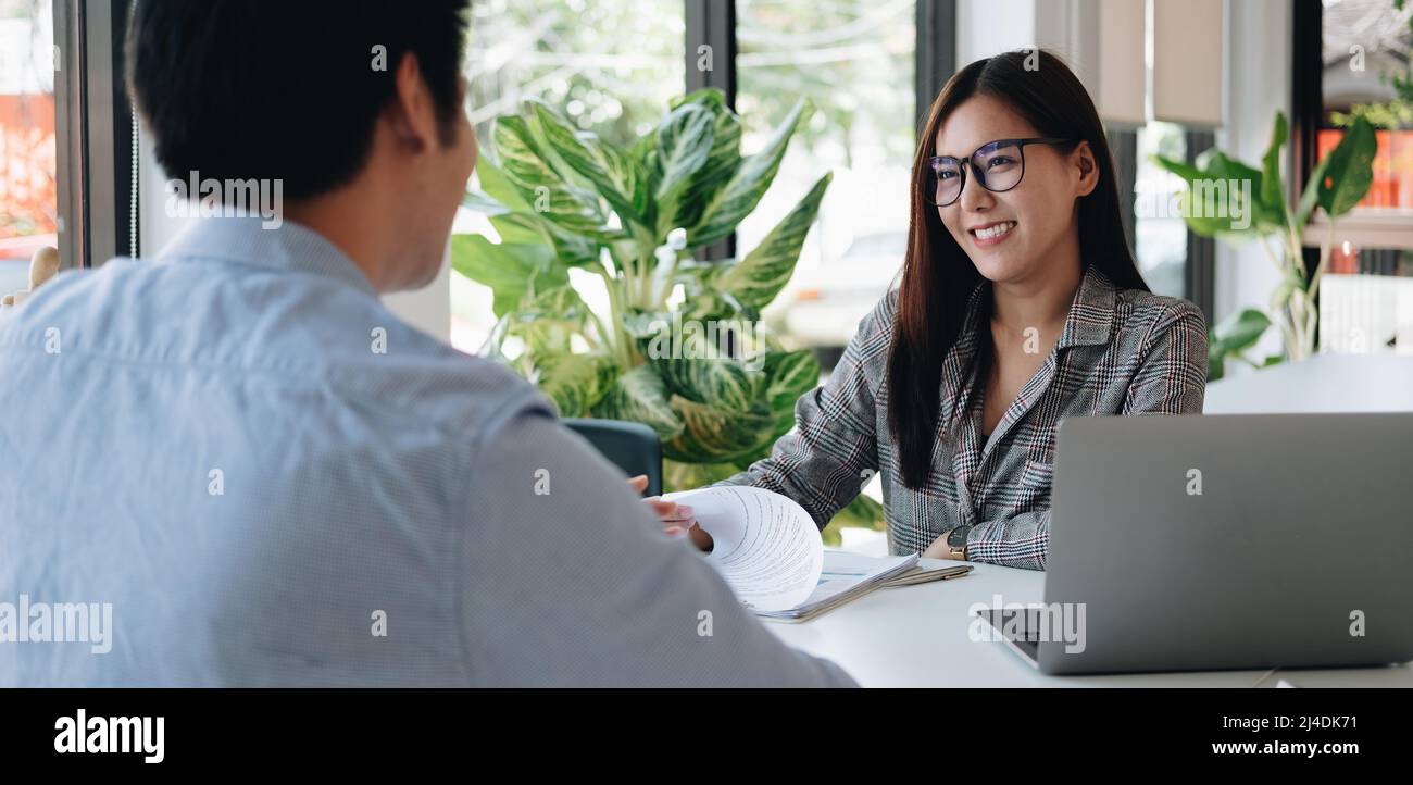 Datore di lavoro o recruiter che legge un riassunto durante circa il colloquio il suo profilo del candidato, datore di lavoro che conduce un colloquio di lavoro, risorsa del responsabile Foto Stock