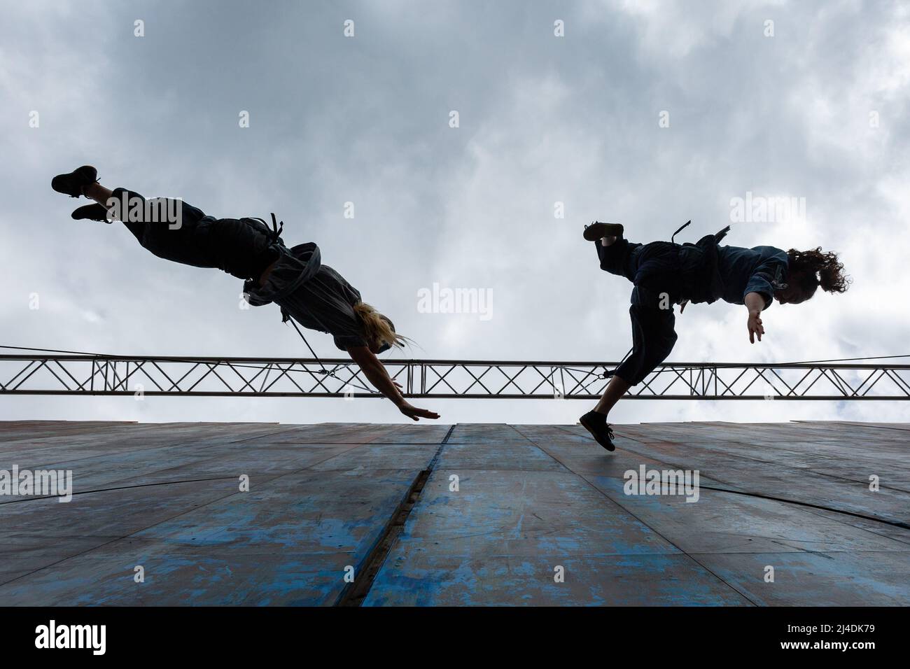 Coventry, Regno Unito. 14th Apr 2022. Prove di 'Milesiani - l'esibizione dell'arrivo dei Gaels si svolge presso la Bishop Ullathorne School di Coventry, nell'ambito del Festival di Birmingham del 2022. Lo spettacolo riimmagina un antico mito celtico in cui i Milesiani, o Gales, invasero l'Irlanda. La performance, di Aerial Imagineer, Circolombia e Rebel Manifesto, si svolge dal 16 al 22 aprile presso la Scuola Ullathorne di Coventry. Credit: Peter Lopeman/Alamy Live News Foto Stock