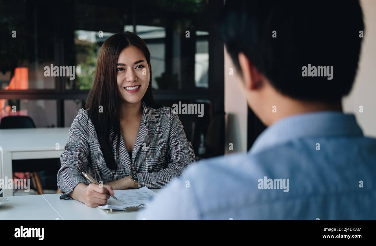 Datore di lavoro o recruiter che legge un riassunto durante circa il colloquio il suo profilo del candidato, datore di lavoro che conduce un colloquio di lavoro, risorsa del responsabile Foto Stock