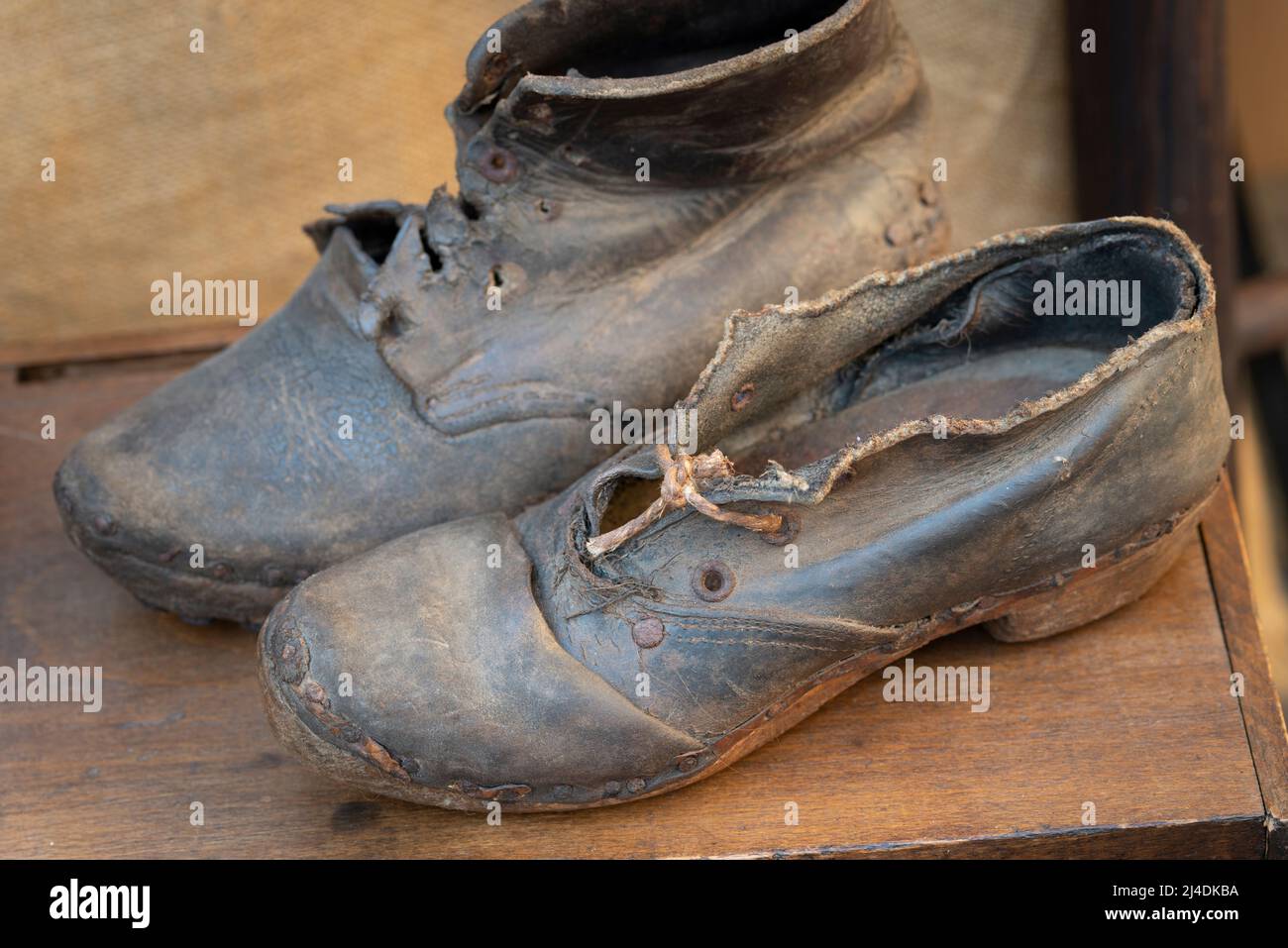 Italia, Lombardia, mercato delle pulci, scarpe in pelle vecchia rotta Foto Stock