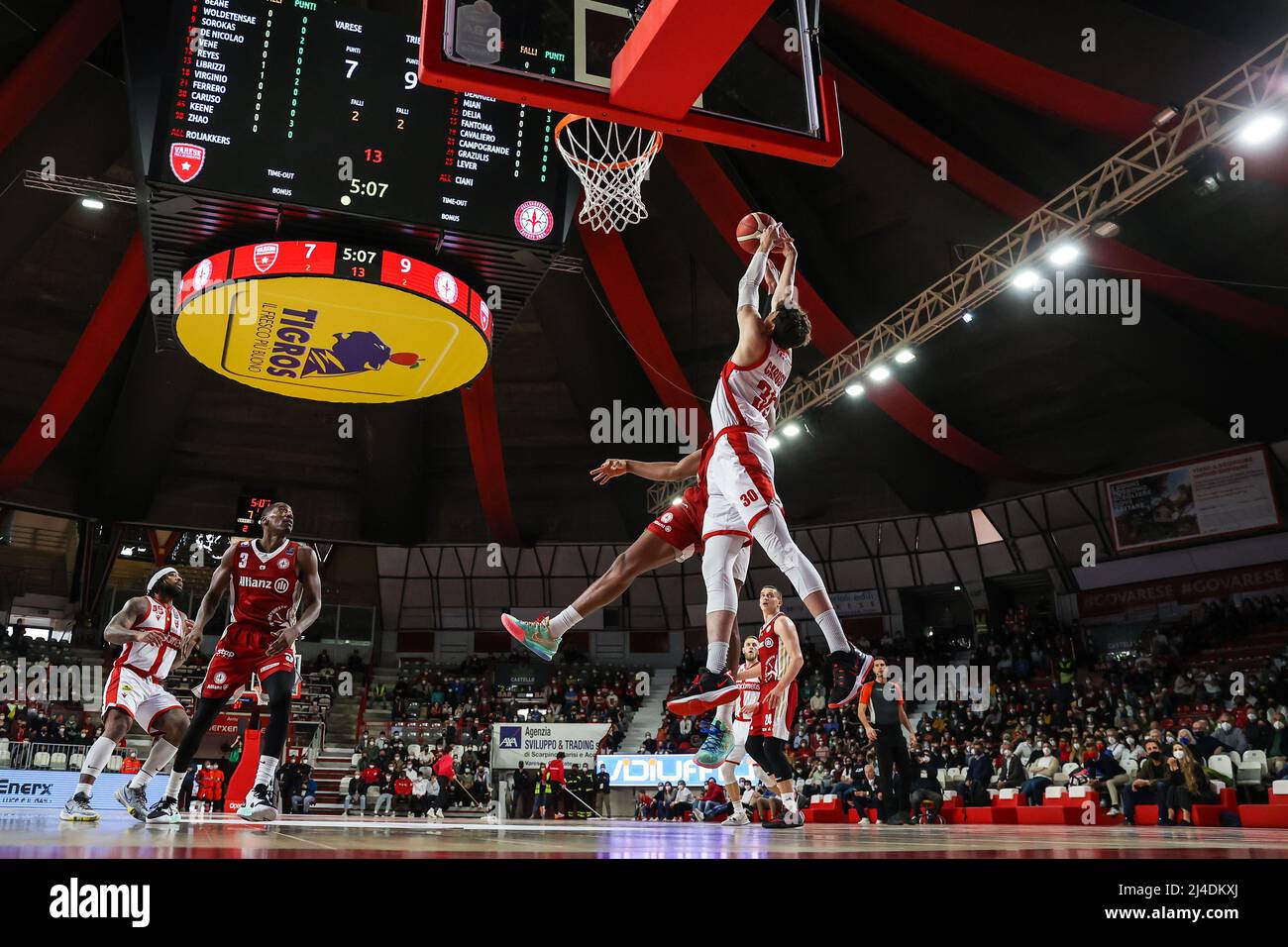 Varese, Italia. 13th Apr 2022. Guglielmo Caruso #30 di Pallacanestro Varese OpenJobMetis in azione durante il basket italiano LBA Lega Basket Una gara di stagione 2021/22 tra OpenJobMetis Varese e Allianz Pallacanestro Trieste all'Enerxenia Arena di Varese. Punteggio finale | Varese 76 - 92 Trieste Credit: SOPA Images Limited/Alamy Live News Foto Stock