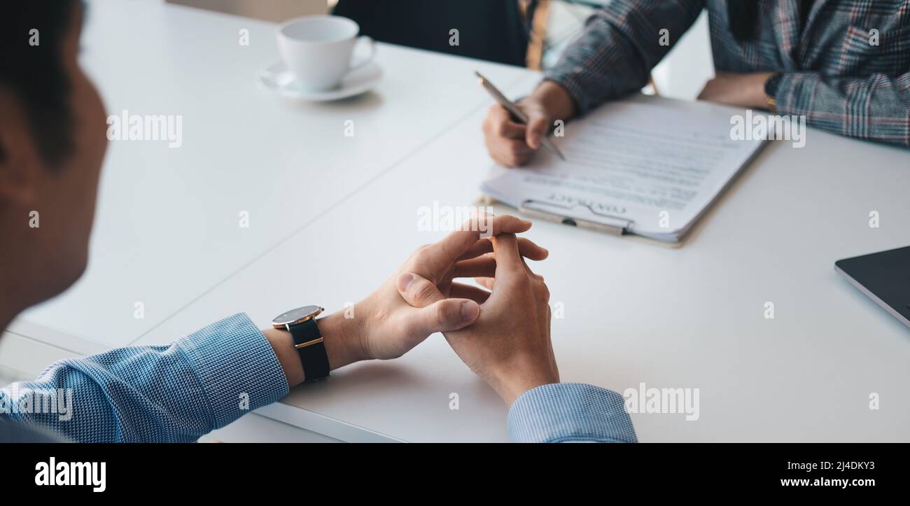 Datore di lavoro o recruiter che legge un riassunto durante circa il colloquio il suo profilo del candidato, datore di lavoro che conduce un colloquio di lavoro, risorsa del responsabile Foto Stock