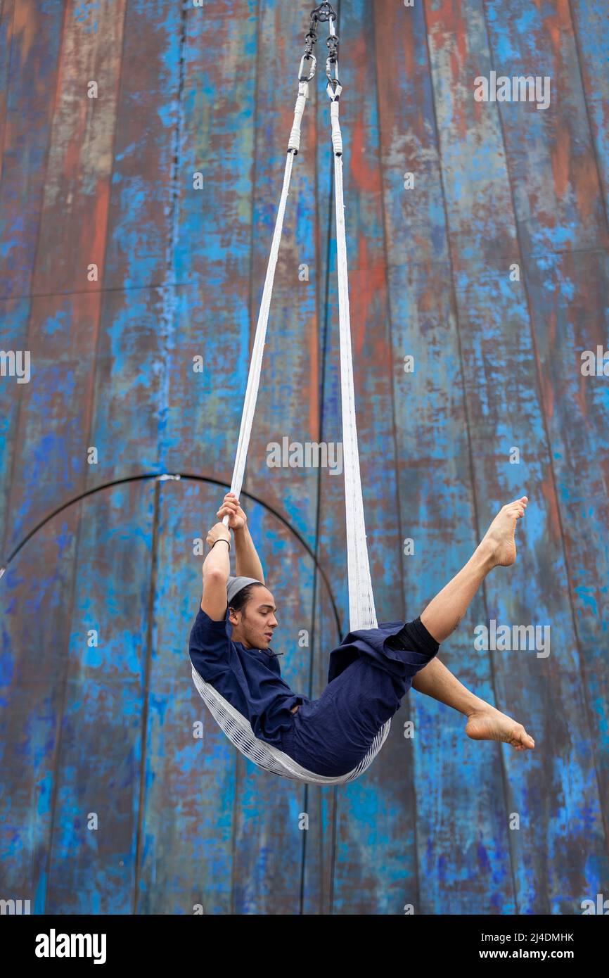 Coventry, Regno Unito. 14th Apr 2022. Prove di 'Milesiani - l'esibizione dell'arrivo dei Gaels si svolge presso la Bishop Ullathorne School di Coventry, nell'ambito del Festival di Birmingham del 2022. Lo spettacolo riimmagina un antico mito celtico in cui i Milesiani, o Gales, invasero l'Irlanda. La performance, di Aerial Imagineer, Circolombia e Rebel Manifesto, si svolge dal 16 al 22 aprile presso la Scuola Ullathorne di Coventry. Credit: Peter Lopeman/Alamy Live News Foto Stock