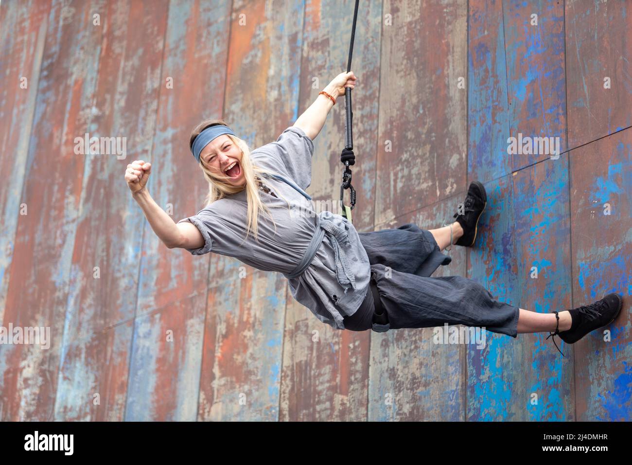 Coventry, Regno Unito. 14th Apr 2022. Prove di 'Milesiani - l'esibizione dell'arrivo dei Gaels si svolge presso la Bishop Ullathorne School di Coventry, nell'ambito del Festival di Birmingham del 2022. Lo spettacolo riimmagina un antico mito celtico in cui i Milesiani, o Gales, invasero l'Irlanda. La performance, di Aerial Imagineer, Circolombia e Rebel Manifesto, si svolge dal 16 al 22 aprile presso la Scuola Ullathorne di Coventry. Credit: Peter Lopeman/Alamy Live News Foto Stock