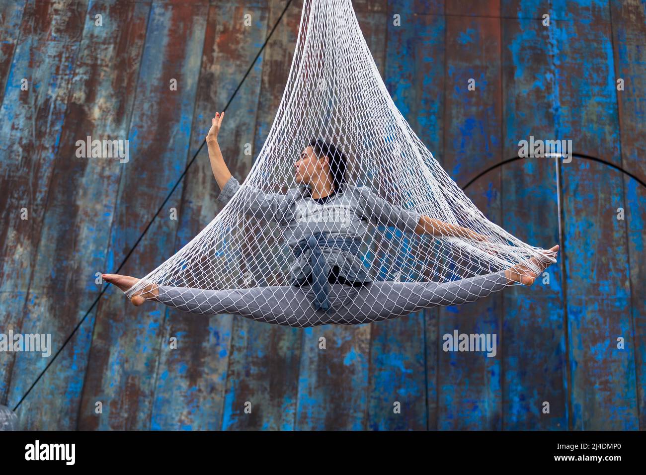 Coventry, Regno Unito. 14th Apr 2022. Prove di 'Milesiani - l'esibizione dell'arrivo dei Gaels si svolge presso la Bishop Ullathorne School di Coventry, nell'ambito del Festival di Birmingham del 2022. Lo spettacolo riimmagina un antico mito celtico in cui i Milesiani, o Gales, invasero l'Irlanda. La performance, di Aerial Imagineer, Circolombia e Rebel Manifesto, si svolge dal 16 al 22 aprile presso la Scuola Ullathorne di Coventry. Credit: Peter Lopeman/Alamy Live News Foto Stock