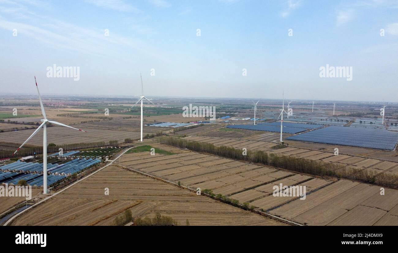 Tianjin. 13th Apr 2022. Foto aerea scattata il 13 aprile 2022 mostra una fattoria eolica nella nuova area di Binhai, Tianjin nella Cina settentrionale. La capacità totale installata delle centrali eoliche di Tianjin è di 1,296 milioni di kilowatt entro la fine di febbraio di quest'anno. Credit: Zhao Zishuo/Xinhua/Alamy Live News Foto Stock