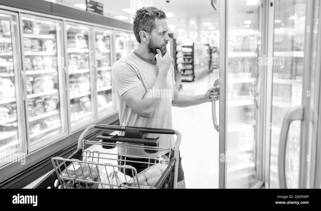 cliente con acquisti. ragazzo al negozio di alimentari. acquirente al negozio di alimentari. Foto Stock