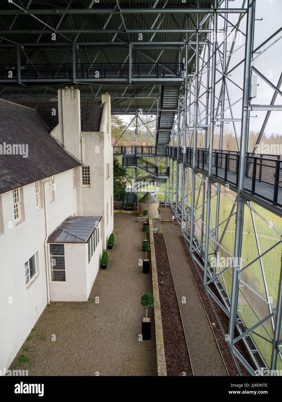 Hill House a Helensburgh, Scozia, vista dall'interno della sua scatola protettiva. Casa progettata nel 1902 da Charles Rennie Mackintosh e Margaret Macdonald. Foto Stock