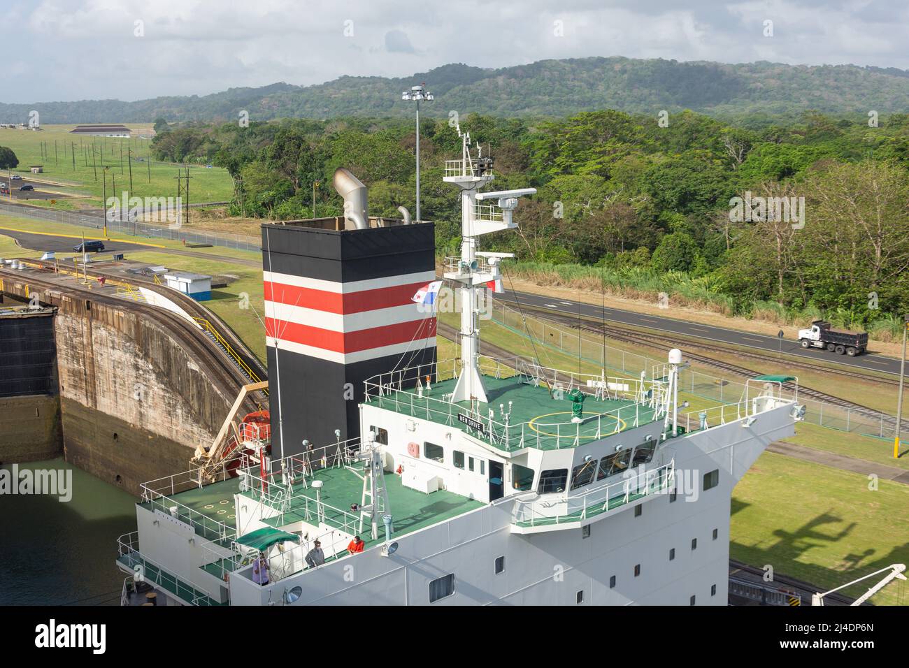 Petroliera a Gatun Locks, canale di Panama, Colon, Provincia di Colon, Repubblica di Panama Foto Stock