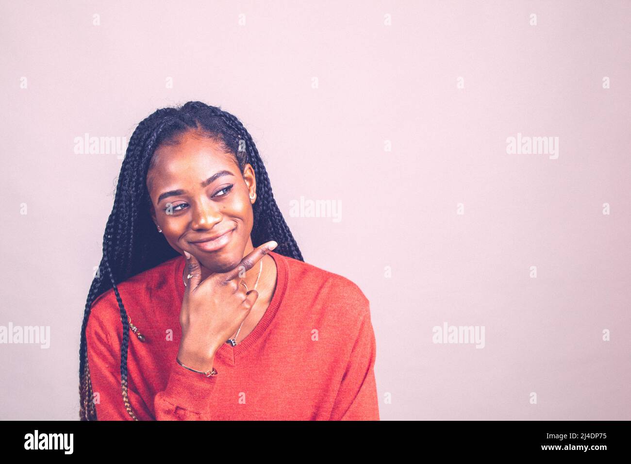 Giovane afroamericana su sfondo grigio con spazio per la copia Foto Stock