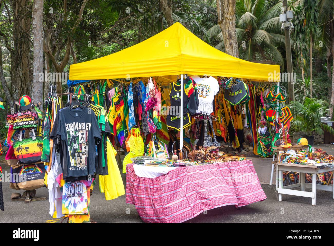 Bancarella di souvenir presso le cascate e il parco del fiume Dunns, Ocho Rios, St Ann Parish, Giamaica, Greater Antille, Caraibi Foto Stock