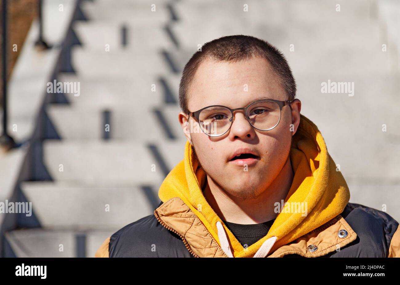 Sundsvall, Norrland Svezia - 14 aprile 2021: Un giovane con un disturbo dello sviluppo Foto Stock