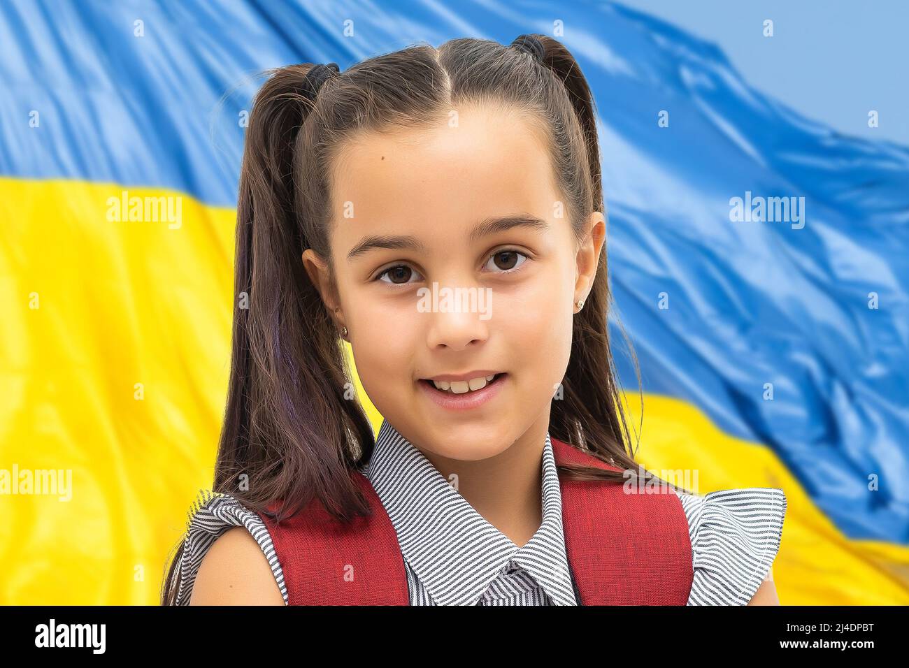 Fermare la guerra in Ucraina. Ragazza teen in abiti tradizionali ucraini con bandiera Ucraina. Concetto di pace in Ucraina Foto Stock