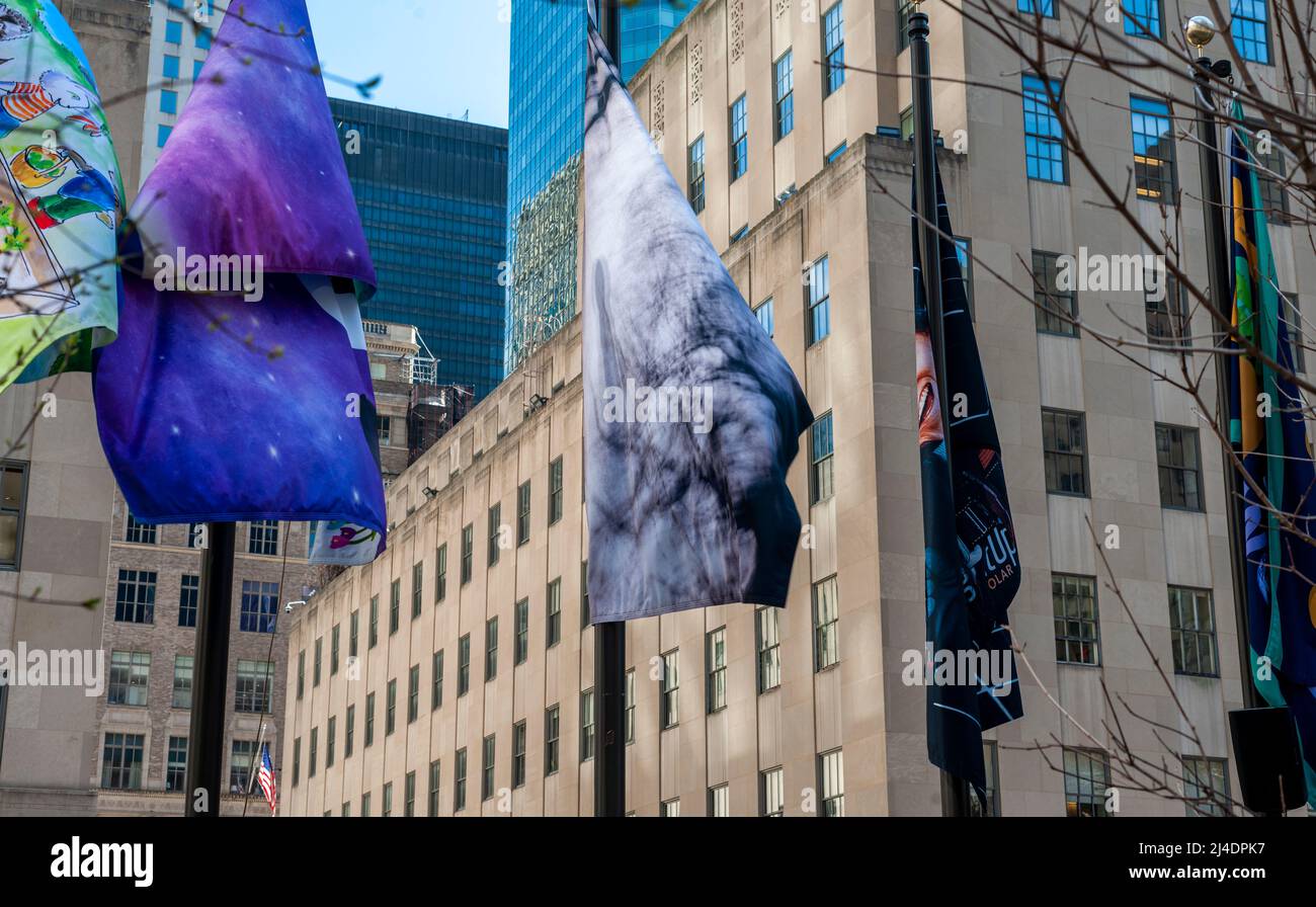 Le 193 bandiere che circondano la pista del Rockefeller Center di New York venerdì 1 aprile 2022 mostrano il lavoro di individui che hanno progettato bandiere secondo il tema ÒOnly uno EarthÓ. La collaborazione tra il programma delle Nazioni Unite per l'ambiente, il Museo del clima e il Rockefeller Center espone i 193 progetti vincitori, tutti stampati su bandiere biodegradabili. Le bandiere rimarranno visualizzate fino al maggio 6. (© Richard B. Levine) Foto Stock