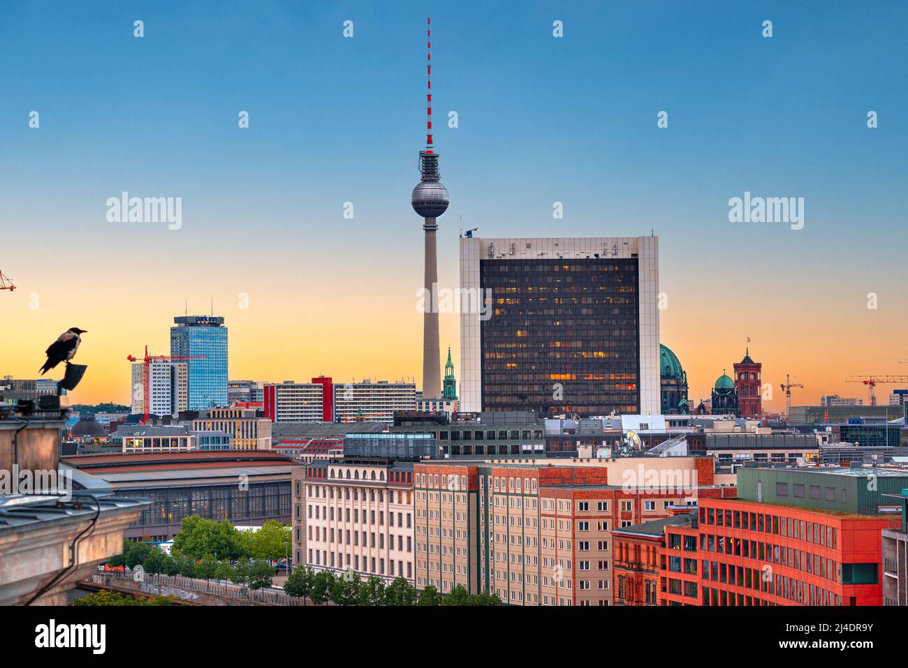 Berlino, Germania skyline della città e torre da un tetto al crepuscolo. Foto Stock