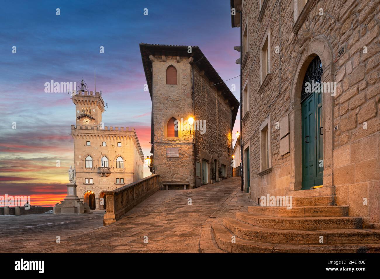 Piazza della Liberta a San Marino al crepuscolo. Foto Stock