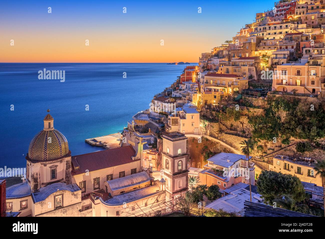 Positano, Italia lungo la Costiera Amalfitana al crepuscolo. Foto Stock