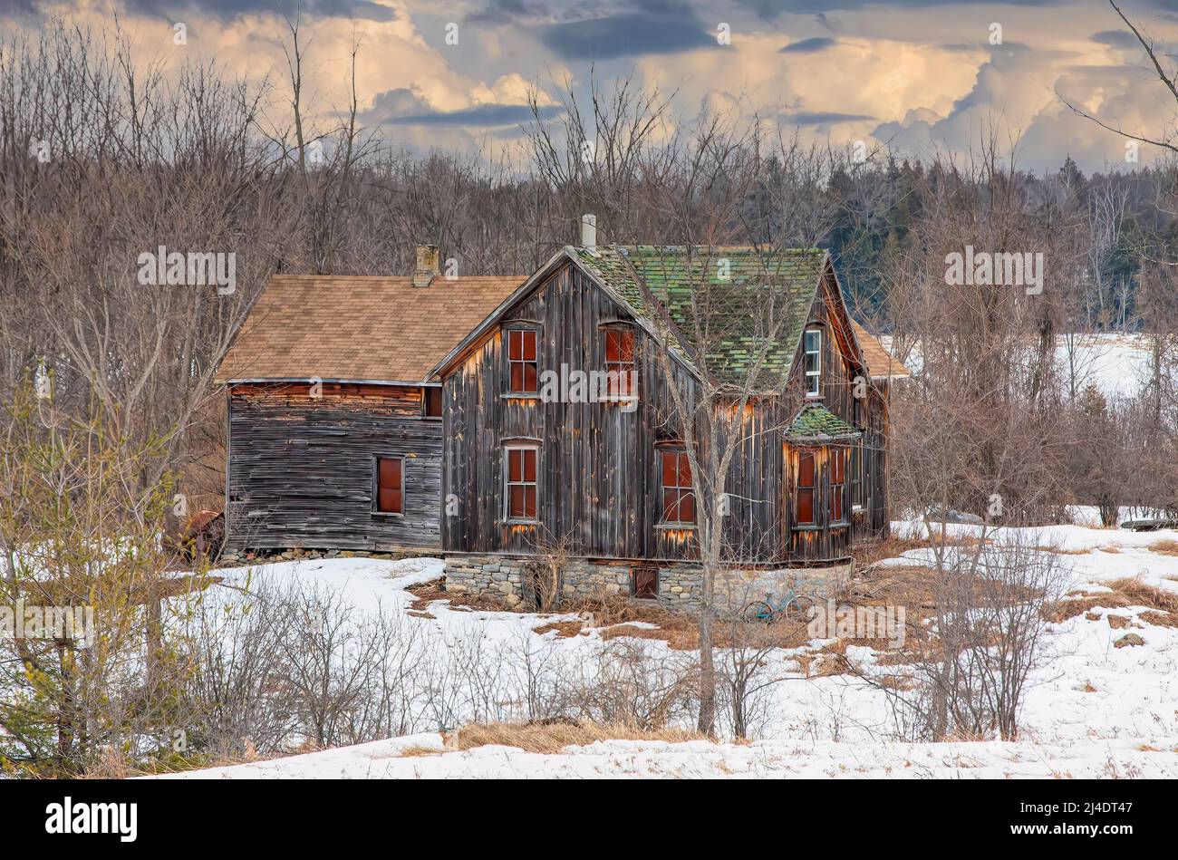 Un vecchio casale abbandonato dall'aspetto spooky in inverno su un cortile in campagna Canada Foto Stock