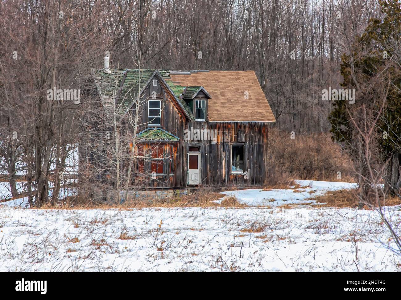 Un vecchio casale abbandonato dall'aspetto spooky in inverno su un cortile in campagna Canada Foto Stock