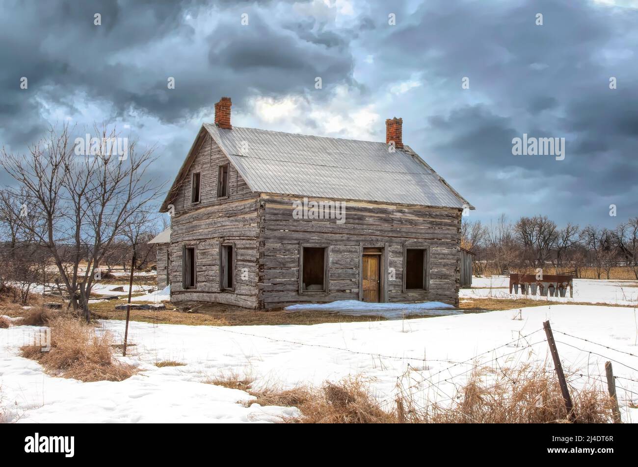 Un vecchio casale abbandonato dall'aspetto spooky in inverno su un cortile in campagna Canada Foto Stock