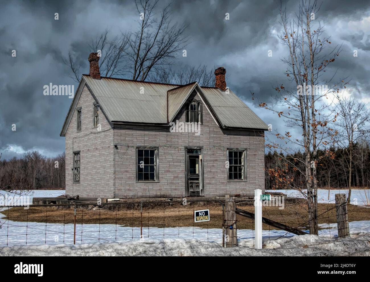 Un vecchio casale abbandonato dall'aspetto spooky in inverno su un cortile in campagna Canada Foto Stock