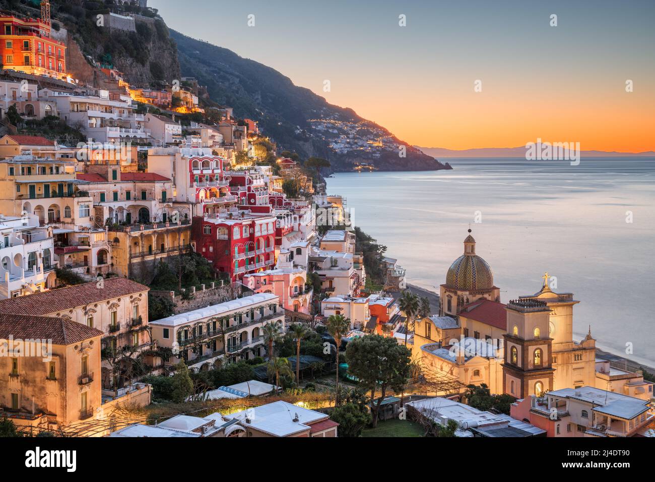 Positano, Italia lungo la Costiera Amalfitana al crepuscolo. Foto Stock