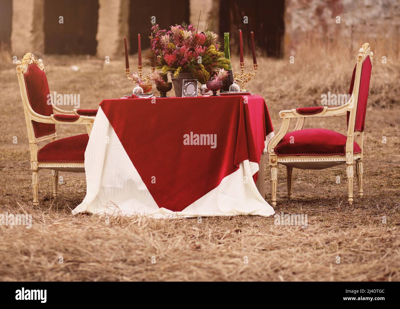 decorazioni per matrimoni con tavolo e sedie, composizione di candele e fiori sul luogo della cerimonia Foto Stock