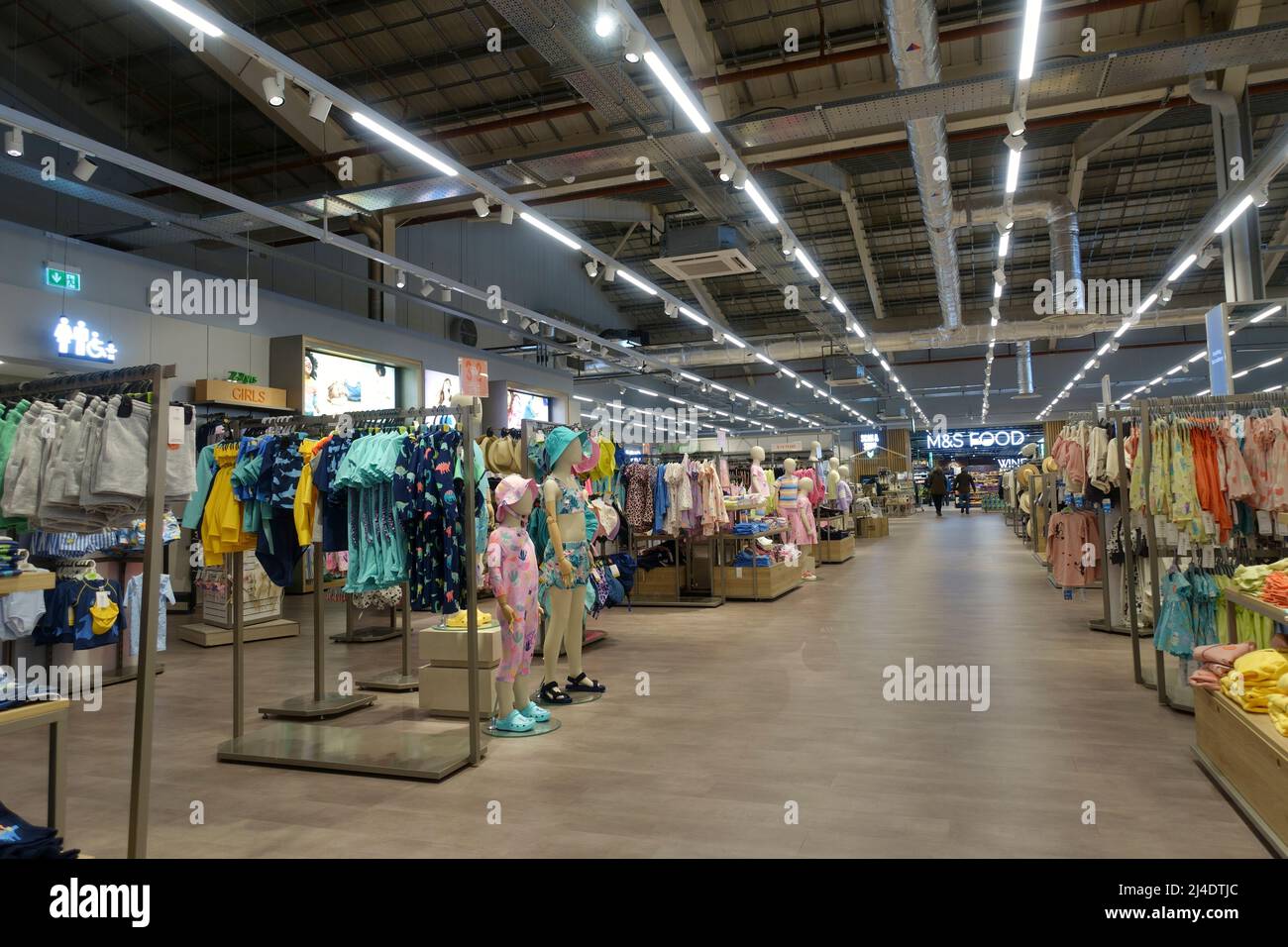Mostra di abbigliamento in un grande nuovo superstore Foto Stock