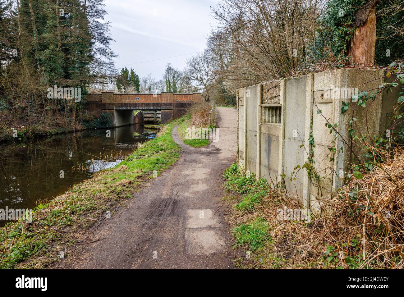 Un pilastro prefabbricato della seconda Guerra Mondiale accanto al Saturn Trail lungo il canale di Basingstoke a Brookwood, vicino a Woking, Surrey, Inghilterra sud-orientale Foto Stock