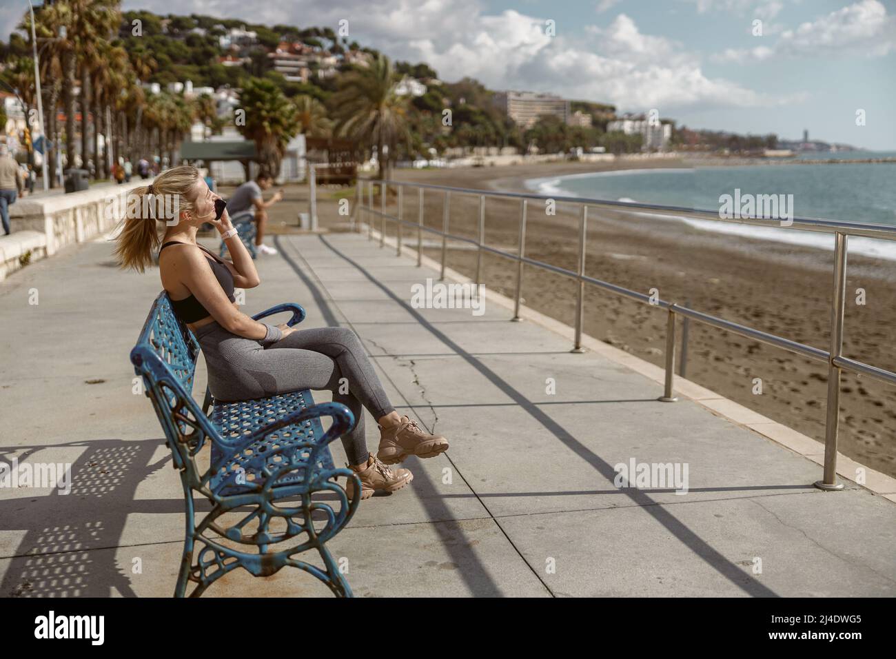 Giovane donna attraente godendo di bella vista sul mare Foto Stock