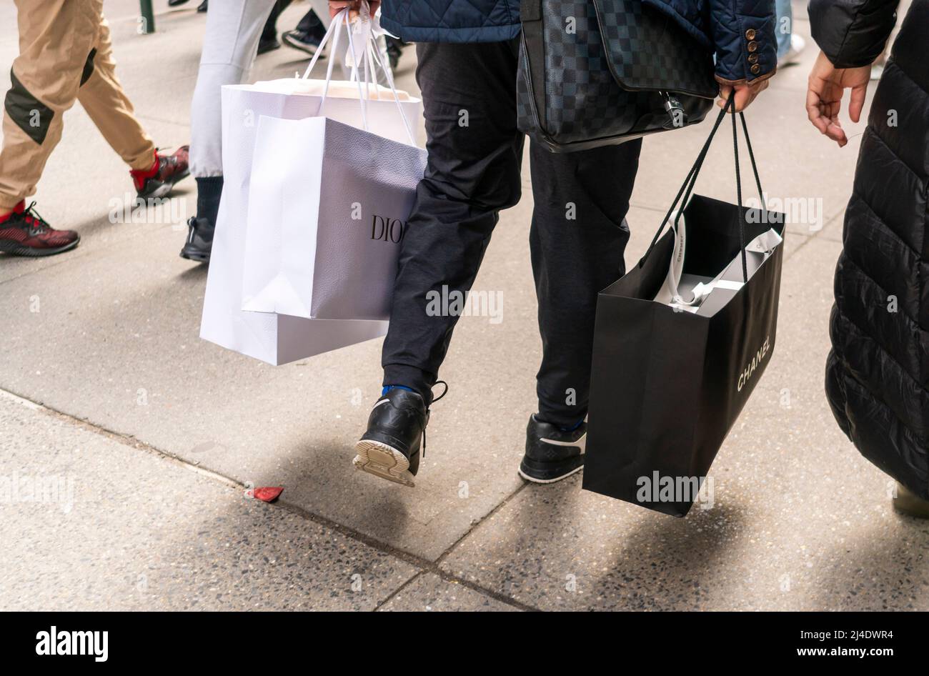 Shopper con i suoi acquisti Dior e Chanel a Midtown Manhattan a New York domenica 10 aprile 2022. (© Richard B. Levine) Foto Stock