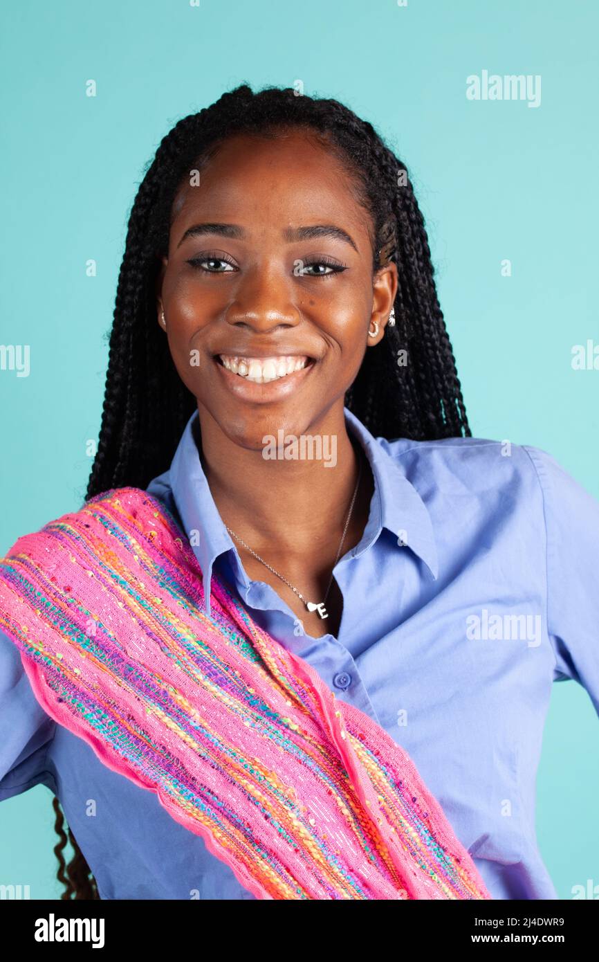 African American donna Blusa blu con un accento rosa anta in studio. La gioventù e la bellezza dello stile di vita dell'immagine. Foto Stock