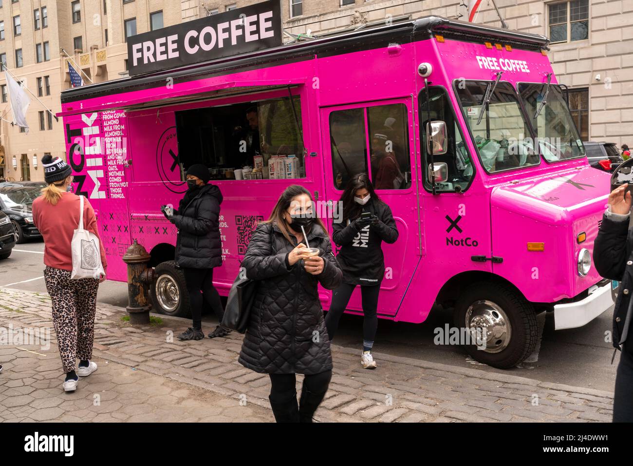 La bevanda a marchio NotMilk con sede nello stabilimento offre caffè gratuito durante un'attivazione del marchio a Midtown Manhattan a New York domenica 10 aprile 2022. NotMilk è una miscela di ingredienti vegetali, compresa la proteina piselli. (© Richard B. Levine) Foto Stock La bevanda a marchio NotMilk con sede nello stabilimento offre caffè gratuito durante un'attivazione del marchio a Midtown Manhattan a New York domenica 10 aprile 2022. NotMilk è una miscela di ingredienti vegetali, compresa la proteina piselli. (© Richard B. Levine) Foto Stock