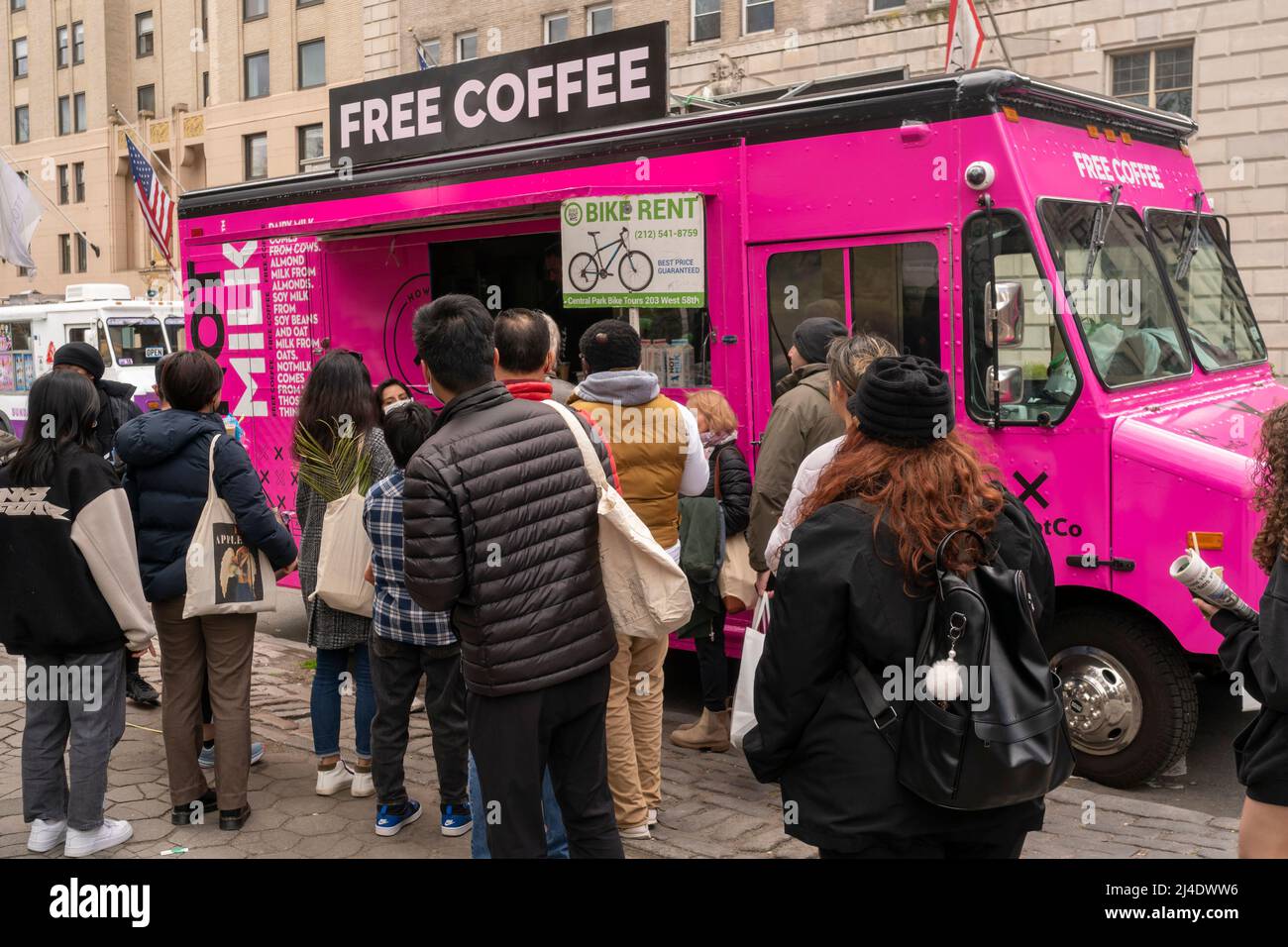 La bevanda a marchio NotMilk con sede nello stabilimento offre caffè gratuito durante un'attivazione del marchio a Midtown Manhattan a New York domenica 10 aprile 2022. NotMilk è una miscela di ingredienti vegetali, compresa la proteina piselli. (© Richard B. Levine) Foto Stock La bevanda a marchio NotMilk con sede nello stabilimento offre caffè gratuito durante un'attivazione del marchio a Midtown Manhattan a New York domenica 10 aprile 2022. NotMilk è una miscela di ingredienti vegetali, compresa la proteina piselli. (© Richard B. Levine) Foto Stock