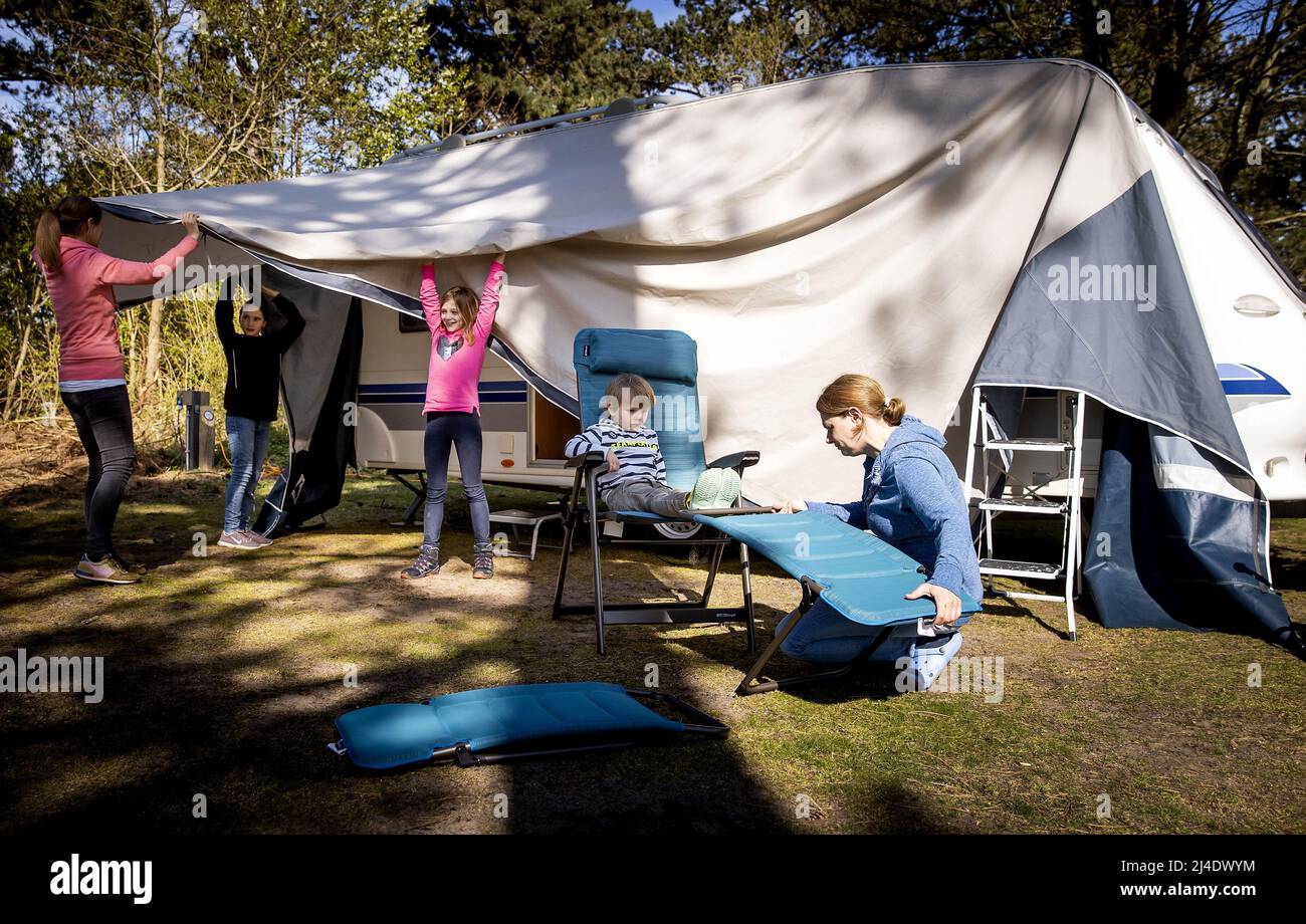 2022-04-14 16:14:55 CASTRICUM AL MARE - gli ospiti tedeschi del campeggio arrivano per il fine settimana di Pasqua al Camping Bakkum. KOEN VAN WEEL paesi bassi fuori - belgio fuori Foto Stock