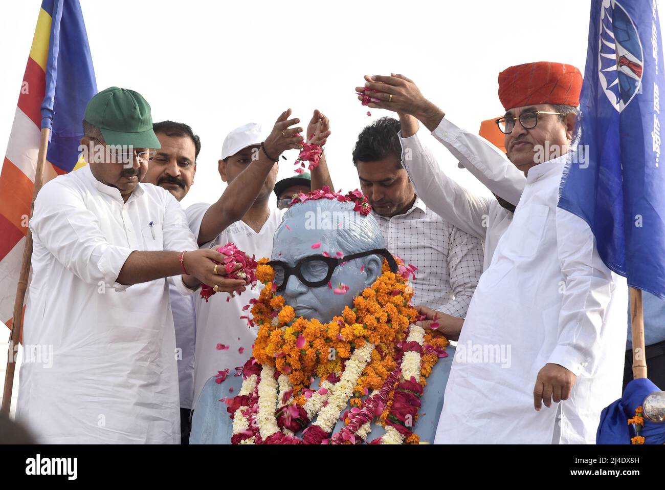 Bikaner, Rajasthan, India. 14th Apr 2022. Bhanwar Singh Bhati Power Ministro, Rajasthan Governo, Govind RAM Meghwal Ministro della gestione delle calamità e del Soccorso del Rajasthan rendere omaggio a Babasaheb BR Ambedkar per il suo 131st anniversario di nascita a Bhimrao Ambedkar cerchio Bikaner (Credit Image: © Dinesh Gupta/Pacific Press via ZUMA Press Wire) Foto Stock