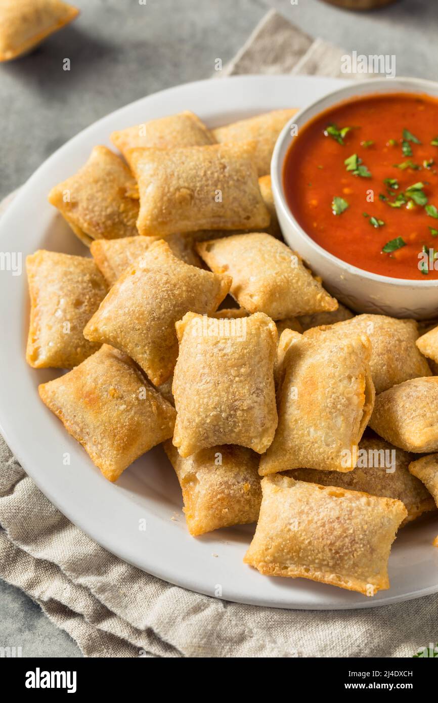 Panini da pizza surgelati fatti in casa con salsa Marinara Foto Stock