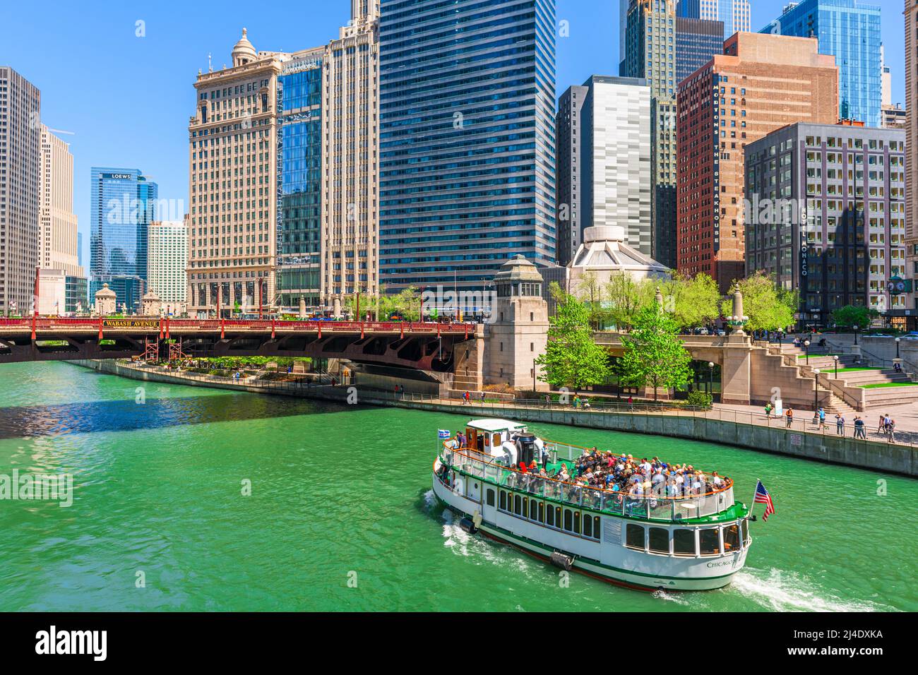 CHICAGO, ILLINOIS, USA - 16 MAGGIO 2018: I passeggeri potranno godersi una crociera sul fiume attraverso il centro di Chicago. Foto Stock