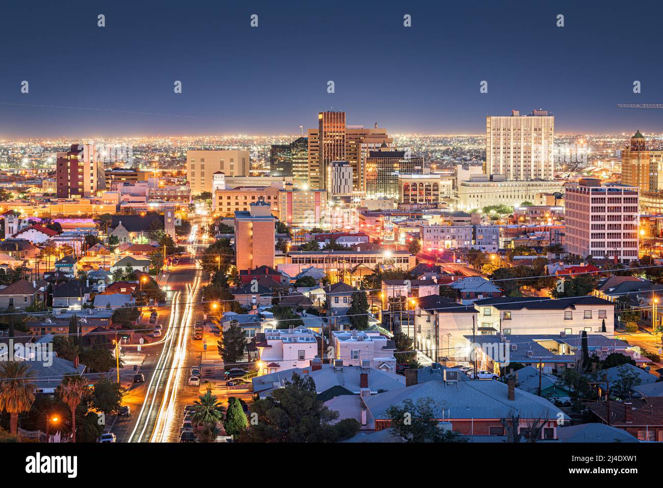 El Paso, Texas, Stati Uniti d'America downtown skyline della citta' al tramonto con Juarez, Messico nella distanza. Foto Stock