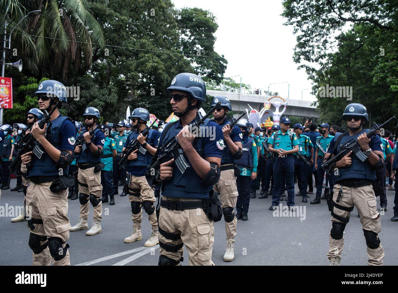 Dhaka, Bangladesh. 14th Apr 2022. I membri della forza speciale di sicurezza 'SWAT (armi speciali e tattiche)' sono schierati di fronte al rally bengalese di Capodanno, a Dhaka. Migliaia di cittadini del Bangladesh celebrano il primo giorno del nuovo anno bengalese o Pohela Boishakh, con diversi raduni colorati, programmi culturali con danza tradizionale e musica, questo anno bengalese è stato introdotto durante il regime dell'imperatore Akbar per facilitare la raccolta delle entrate nel 16th secolo. (Foto di Sazzad Hossain/SOPA Images/Sipa USA) Credit: Sipa USA/Alamy Live News Foto Stock