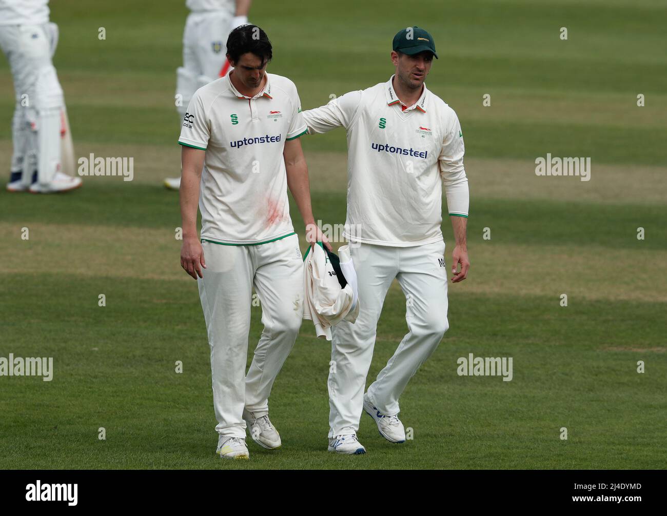CHESTER LE STREET, REGNO UNITO. APR 14th Chris Wright di Leicestershire lascia il campo di gioco infortunato durante la partita LV= County Championship Division 2 tra il Durham County Cricket Club e il Leicestershire County Cricket Club a Emirates Riverside, Chester le Street giovedì 14th aprile 2022. (Credit: Will Matthews | MI News) Credit: MI News & Sport /Alamy Live News Foto Stock