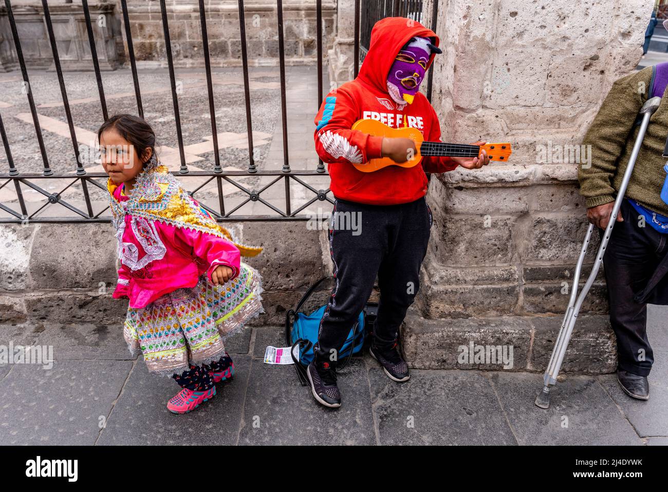 Bambini Busking per le strade di Arequipa, regione di Arequipa, Perù. Foto Stock