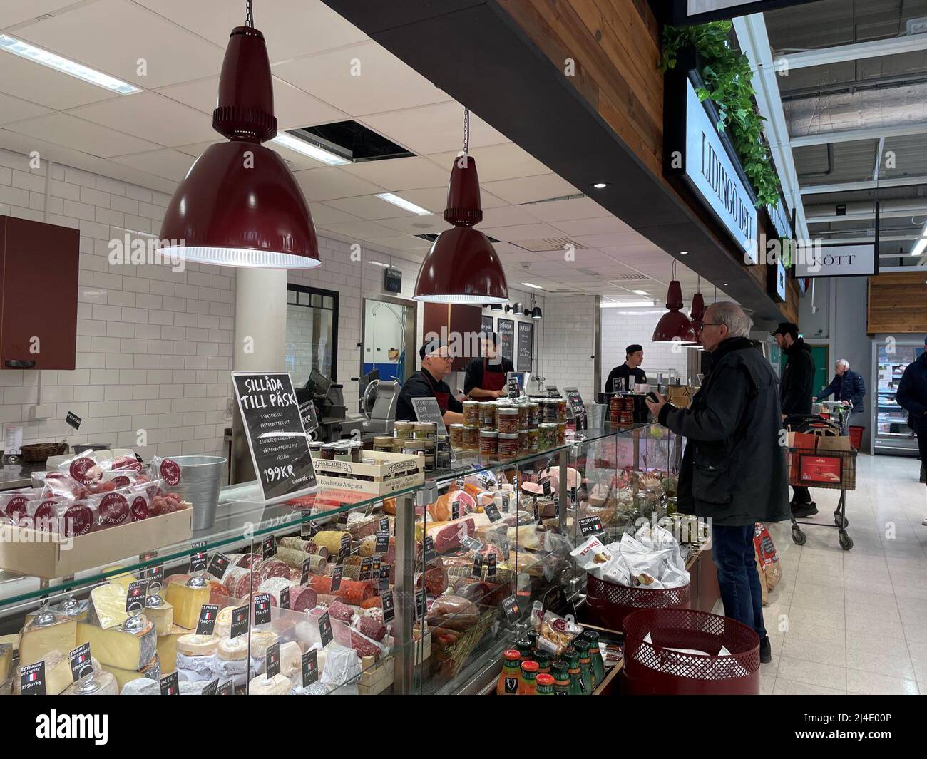 Stockhlom, Svezia. 14th Apr 2022. Le persone acquistano cibo in un supermercato a Stoccolma, Svezia, 14 aprile 2022. La Svezia sta vivendo la più alta inflazione negli ultimi decenni, con un tasso di inflazione di 12 mesi del 6,1 per cento in marzo, Statistics Svezia ha detto giovedì. Credit: He Miao/Xinhua/Alamy Live News Foto Stock